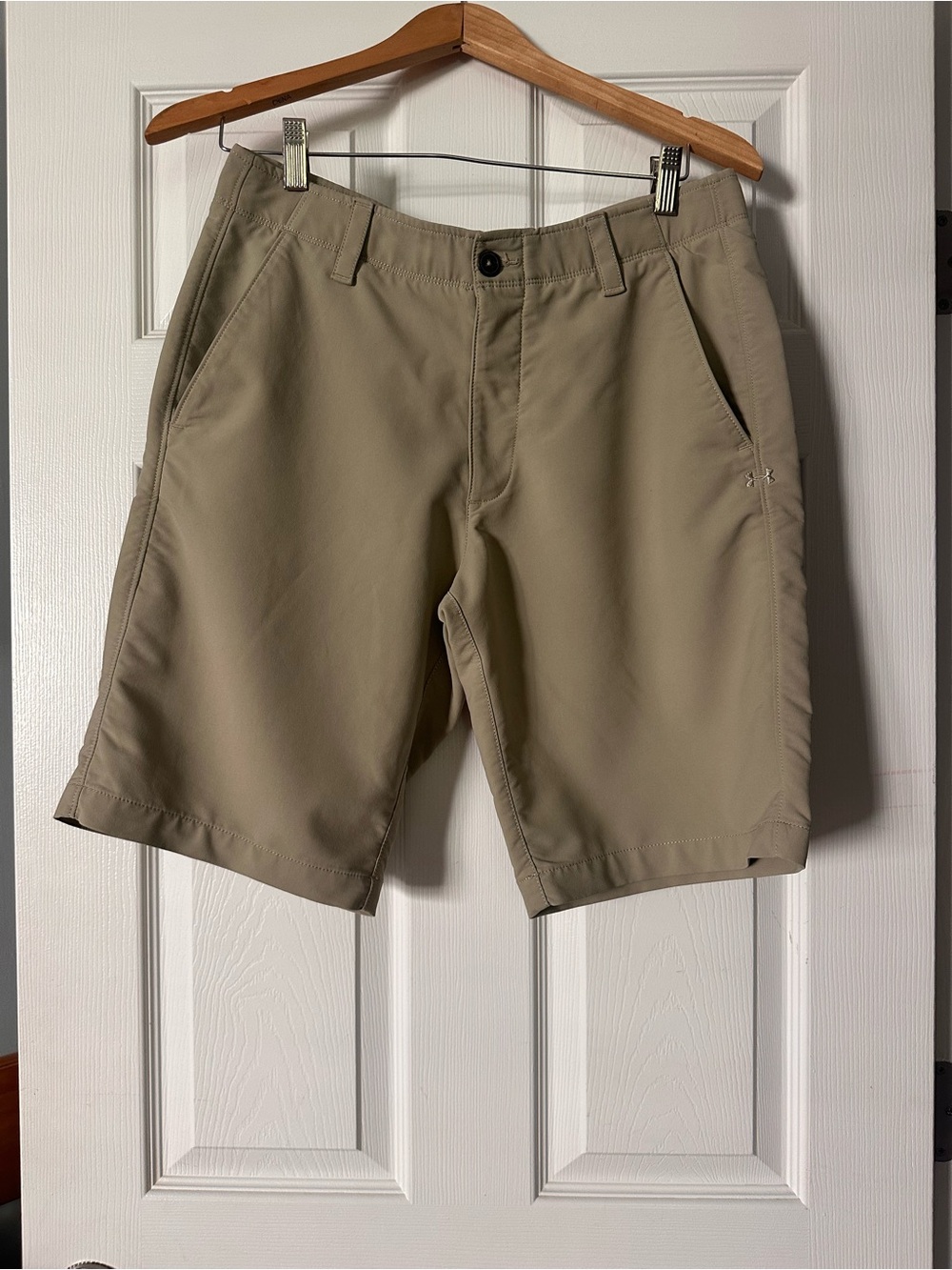 Under Armour Men's Loose Performance 10” Shorts, Size 32, Tan/Khaki